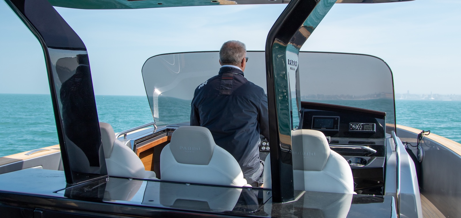 Un giornalista che prova una barca