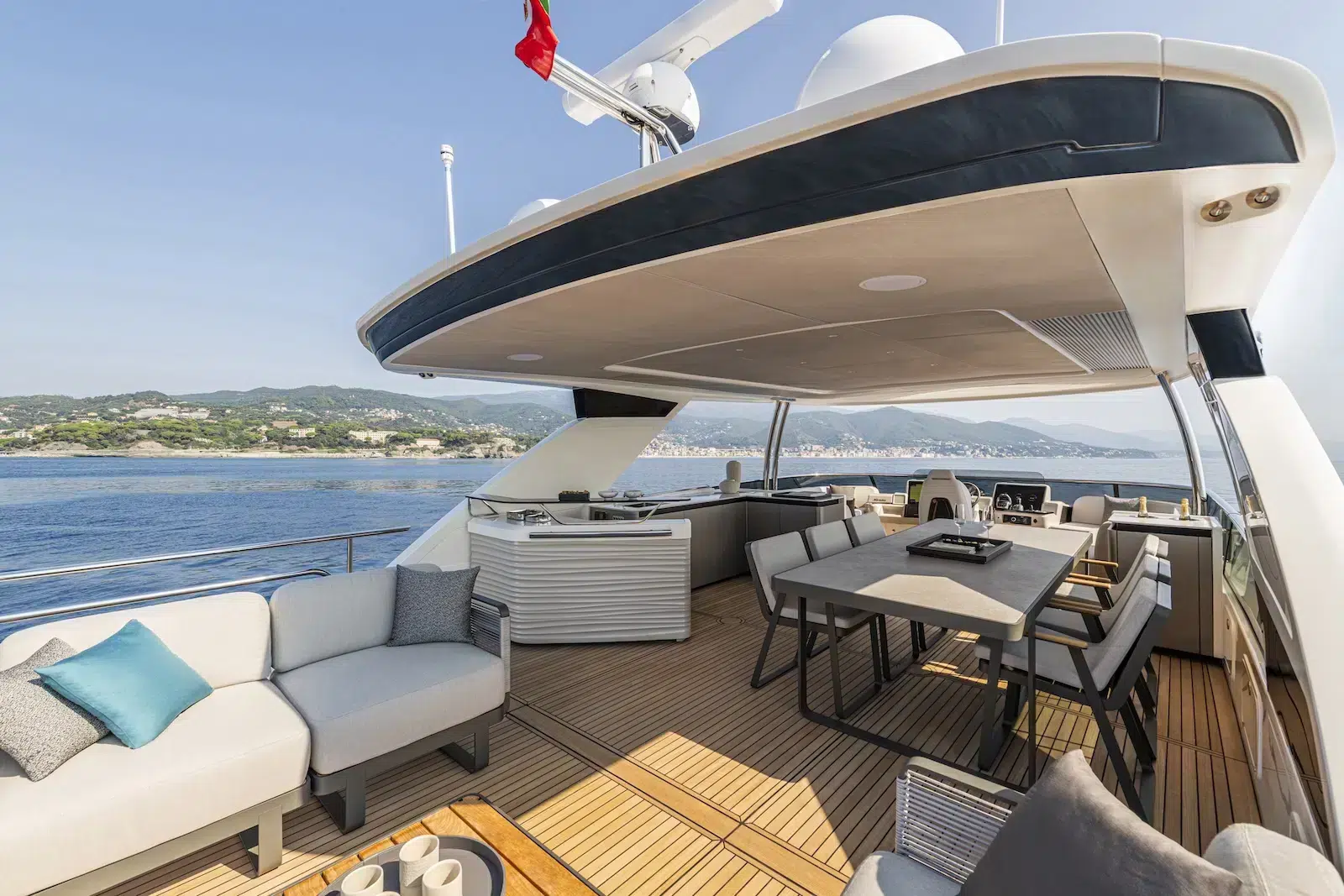 Navetta-70-Absolute-Yachts-Flybridge