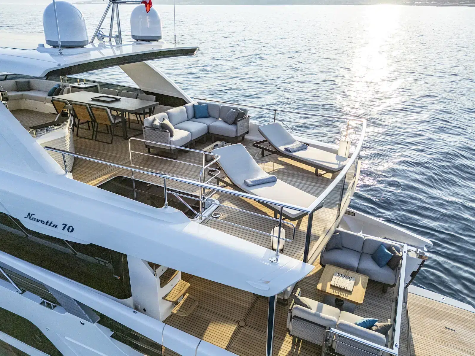 Navetta-70-Absolute-Yachts-solarium