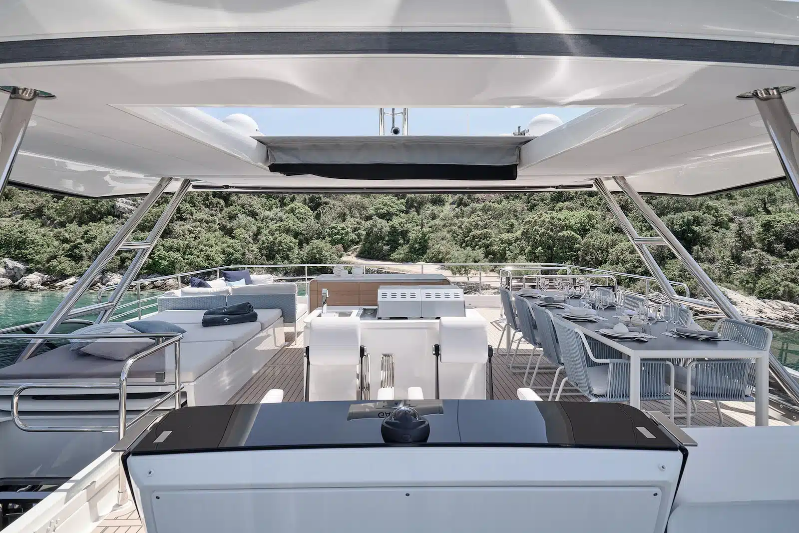 PRESTIGE-M8-FLYBRIDGE-1