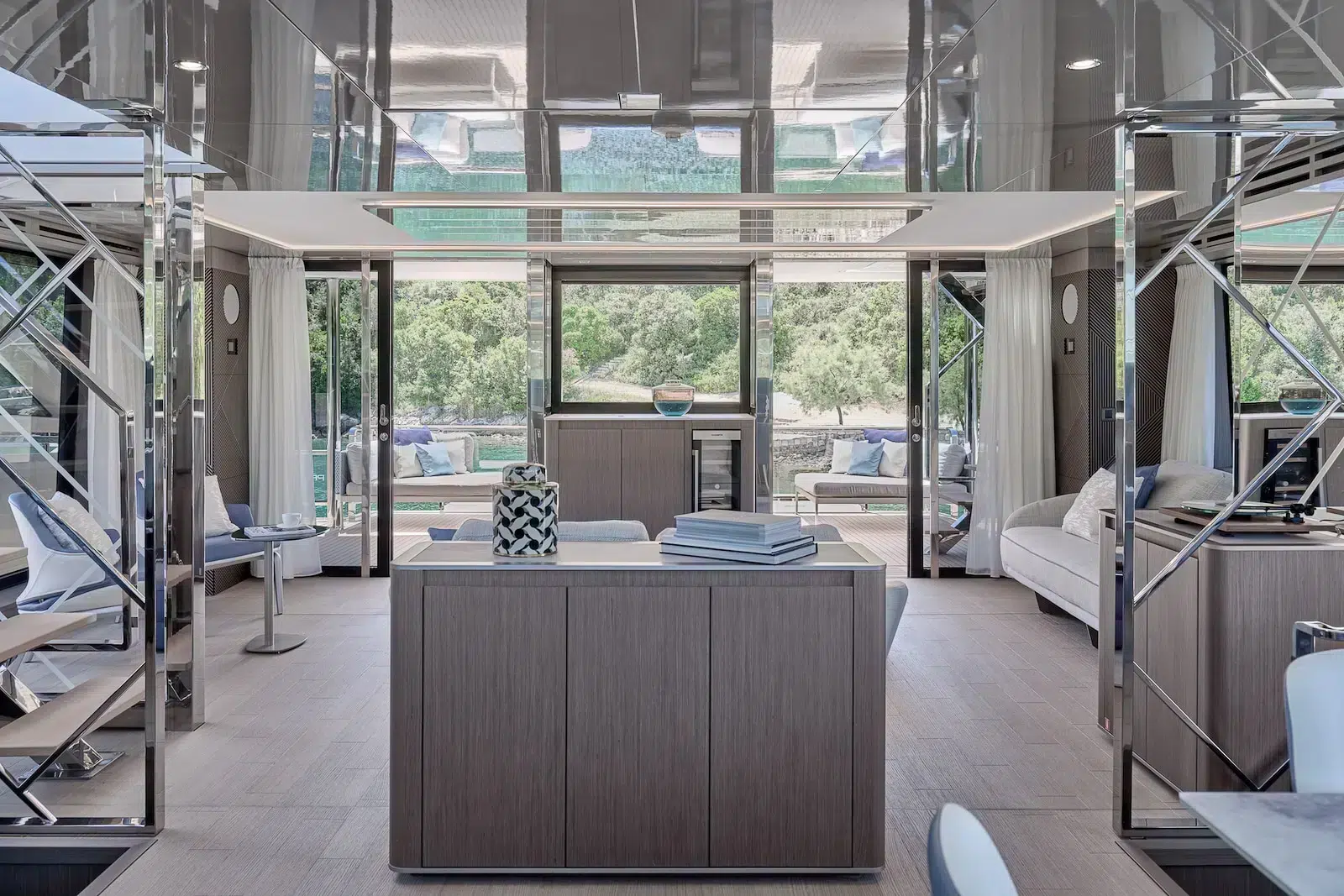 PRESTIGE-M8-main-deck-to-the-stern-1