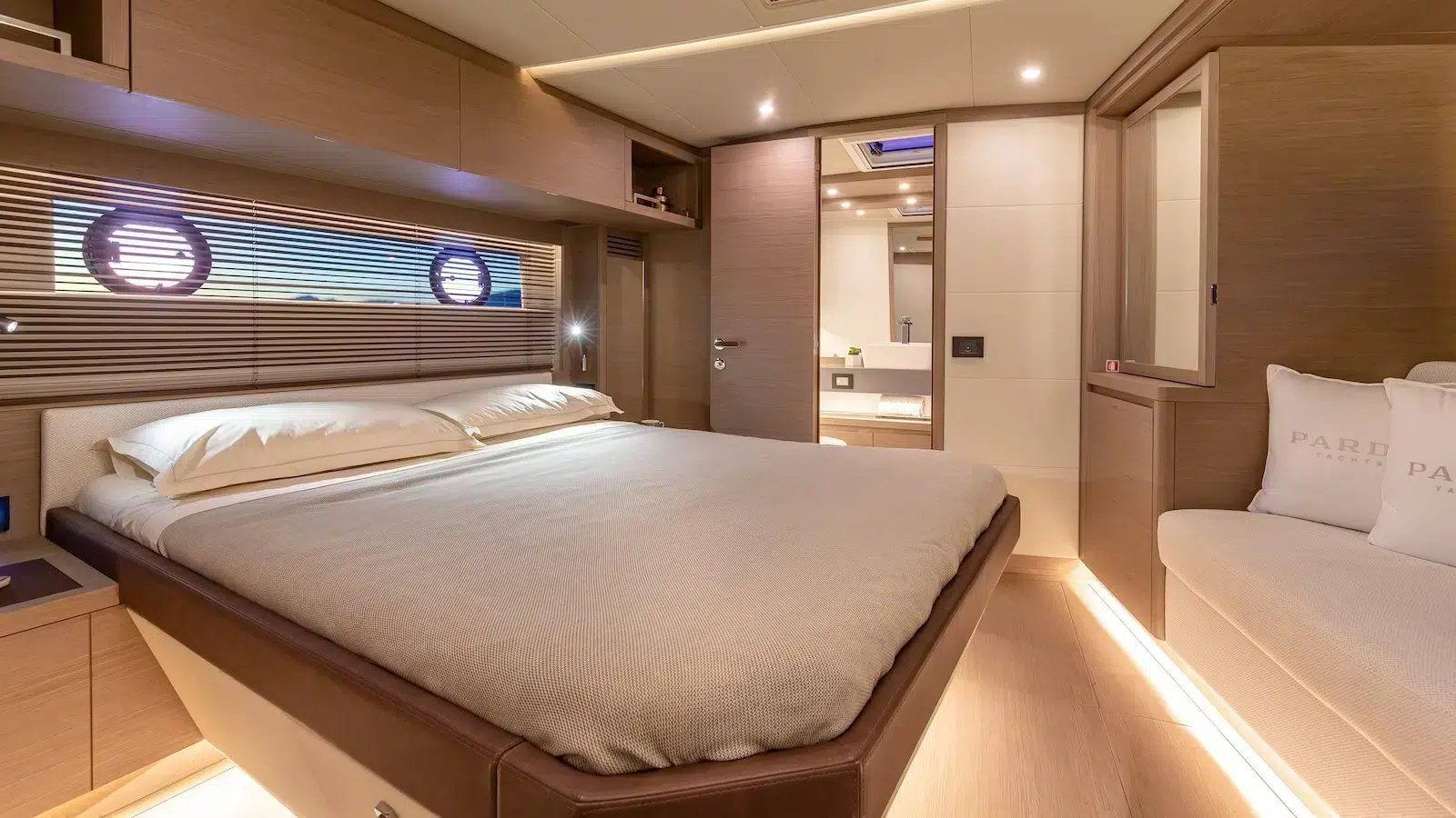 Pardo-GT52-Master-cabin