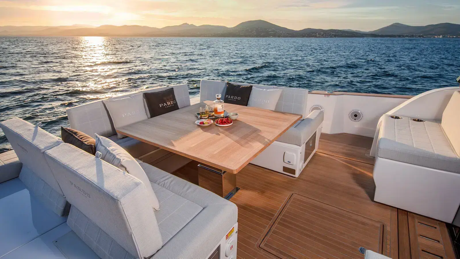 Pardo-GT52-dinette-esterna