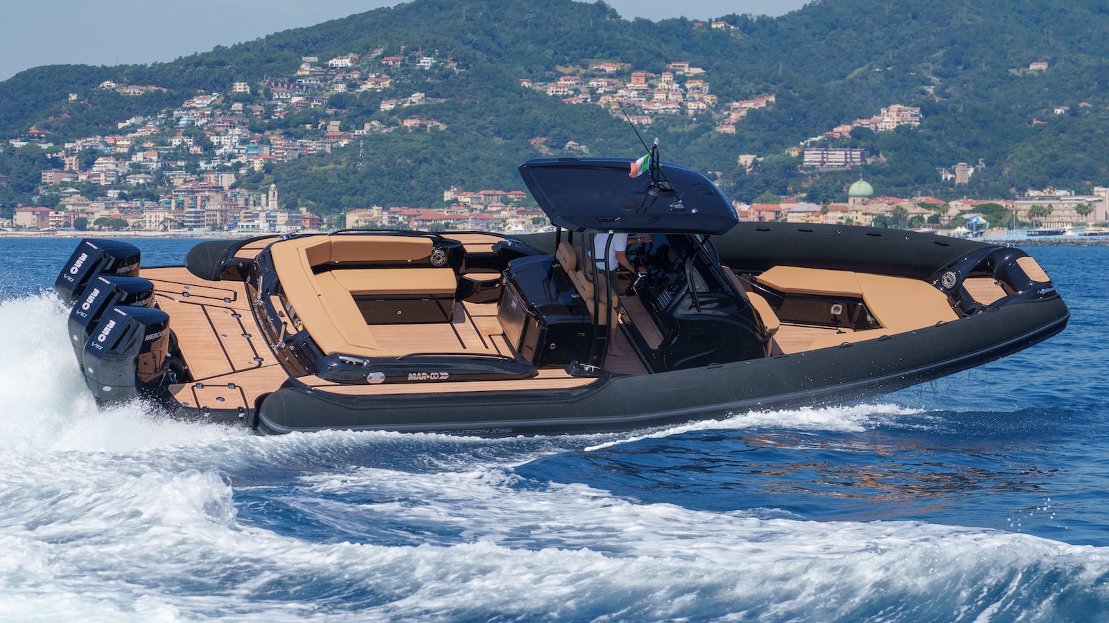 Mar.Co R-Evolution X36 in a tight turn